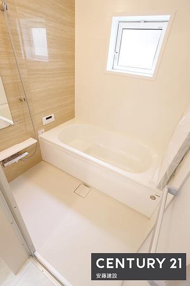 【 浴室 / Bathroom 】ゆったりと至福のバスタイムを過ごせそうな清潔感ある浴室ホスクリーンが備わっており、雨の日でも室内部屋干し可能