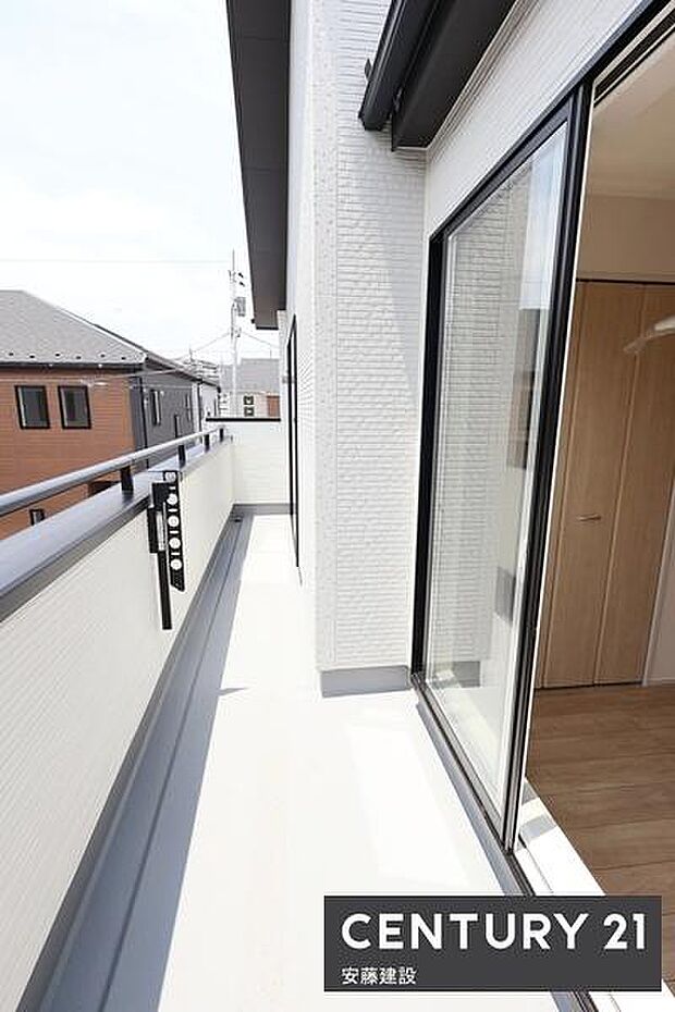 【 バルコニー / Balcony 】2部屋から出入可能な南西向きバルコニー!横に長く洗濯物をたくさん干せそうな空間