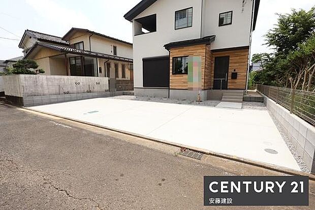 【 駐車場 / parking 】並列4台駐車可能なスペースご夫婦それぞれのお車をお家の前に停めることができ来客時も安心洗車やバイク・自転車置き場などにも役立つ広々としたスペース