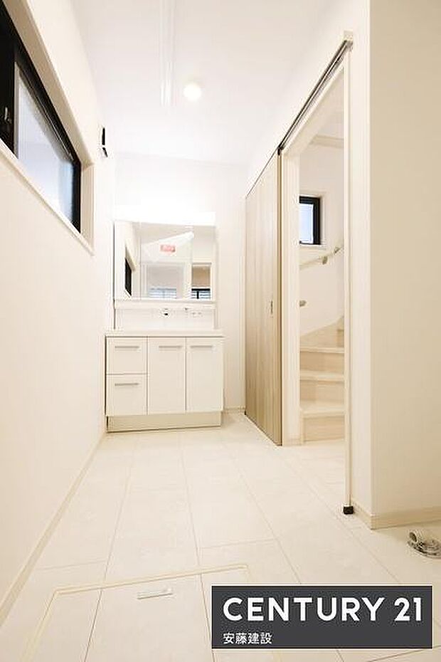 【 洗面所 / Washroom 】清潔感溢れる洗面所は、家族みんなが快適に使えるよう配慮された空間バタバタしがちな朝の時間も、ゆとりをもって過ごせます!