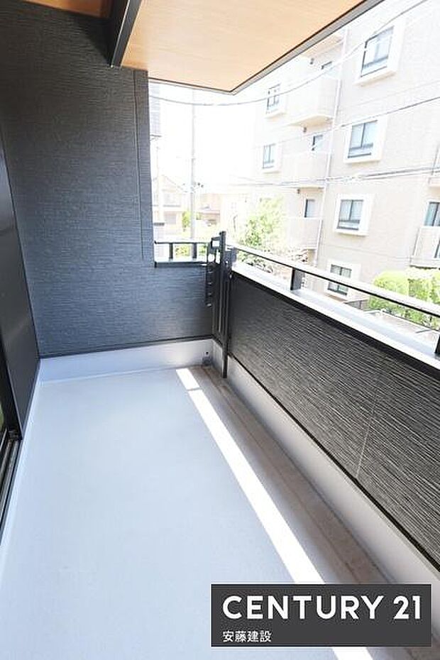【 バルコニー / Balcony 】リビングから出入可能な南東向きバルコニープランター等も置けるゆとりある横幅