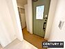 玄関：【　玄関+SIC　/　entrance　】採光窓付きの扉で明るさを確保した、落ち着いた雰囲気のゆとりある玄関