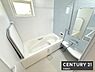 浴室：【　浴室　/　Bathroom　】ゆったりと至福のバスタイムを過ごせそうな清潔感ある浴室浴室暖房乾燥機が備わっており換気しやすく、冬場は過度な温度差を防げます