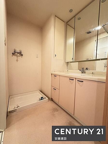 【 洗面所 / Washroom 】大きな鏡と収納が備わった独立洗面化粧台完備!忙しい朝もストレスフリーに身支度できそうな空間