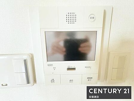 【 TVモニター付きインターホン 】来訪者の顔を確認してから応対できるため、お子様だけのお留守番時も安心。