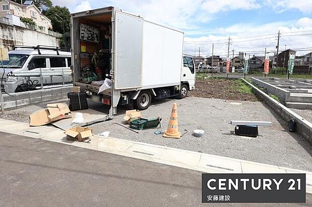 【 駐車場 / parking 】並列2台可能な駐車スペースご夫婦それぞれのお車をお家の前に停めることができます