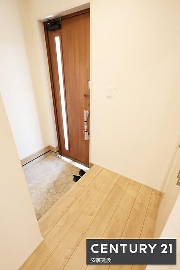 【 玄関 / entrance 】住む人を毎日見送り迎え入れる、清潔感のある玄関散らかりがちな玄関もすっきり片付くシューズボックス完備!