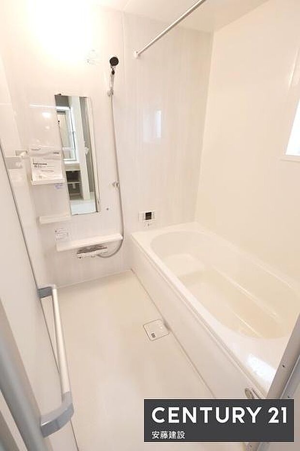 【　浴室　/　Bathroom　】ゆったりと至福のバスタイムを過ごせそうな清潔感ある浴室ホスクリーンが備わっており、雨の日でも室内部屋干し可能