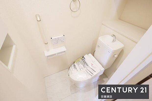 【　トイレ　/　toilet　】清潔的なウォッシュレット付きトイレトイレットペーパーや掃除用具をしまえる収納付き