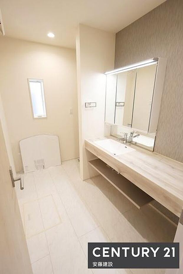 【　洗面所　/　Washroom　】フルフラットな洗面化粧台完備の洗面所！キャスター付きのかごなども置けて便利なオープン収納仕様ハンガーパイプがあるため室内干しが可能