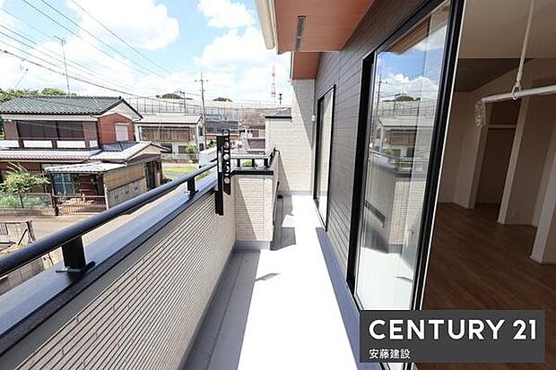 【　バルコニー　/　Balcony　】寝室から出入可能な南西向きバルコニー！横に長く洗濯物をたくさん干せそうな空間