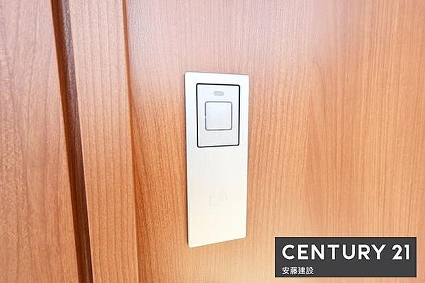 【　玄関電子キー　】ワンタッチで施開錠可能なスマートキー搭載！買い物帰りや雨の日、子どもと手が離せないときでもすぐに施錠できてうれしい機能