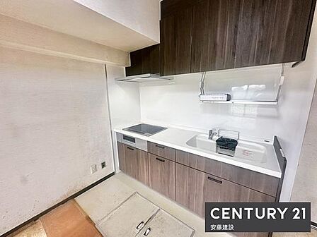 【 キッチン / Kitchen 】お料理に集中できる独立型システムキッチンIHコンロはサッと拭くだけ!日々のお手入れがしやすい設備
