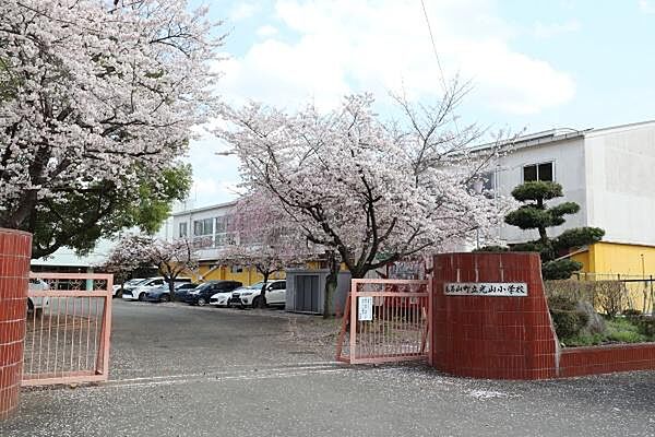 毛呂山町立光山小学校まで929m