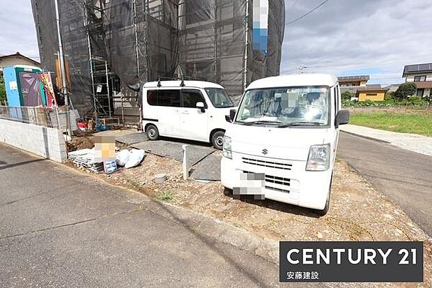 【 駐車場 / parking 】並列2台可能な駐車スペースご夫婦それぞれのお車をお家の前に停めることができます