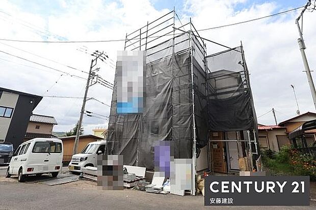 小学校まで徒歩2分、お子様の通学も安心の距離