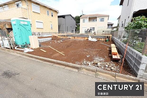 【 駐車場 / parking 】並列2台可能な駐車スペースご夫婦それぞれのお車をお家の前に停めることができますバイク・自転車等も置けるゆとりの広さ!