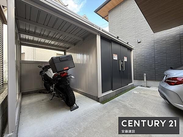 【　庭　/　Garden　】カーポート後ろにはバイク・自転車置き場、物置完備！