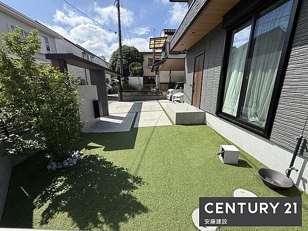 【　庭　/　Garden　】人工芝敷きのお庭スペースウッドデッキを付ければ読書やお昼寝も楽しめます