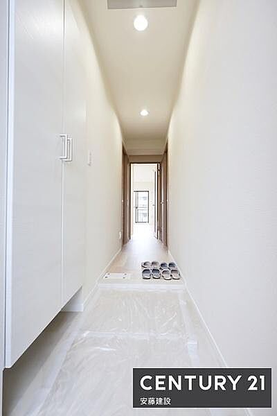 【　玄関　/　entrance　】白を基調とした清潔感あふれる玄関シューズボックス完備で散らかりがちな玄関もすっきり片付きます！