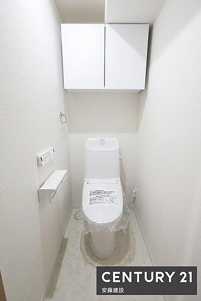 【　トイレ　/　toilet　】明るく清潔的なウォッシュレット付きトイレトイレットペーパーや掃除用具を置ける棚付き