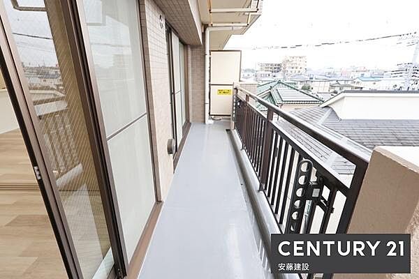 【　バルコニー　/　Balcony　】リビング、寝室から出入可能な南向きバルコニー！