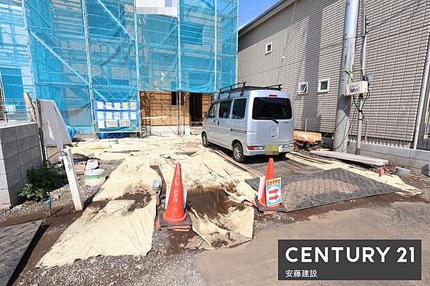 【 駐車場 / parking 】並列3台可能な駐車スペースご夫婦それぞれのお車をお家の前に停めることができます