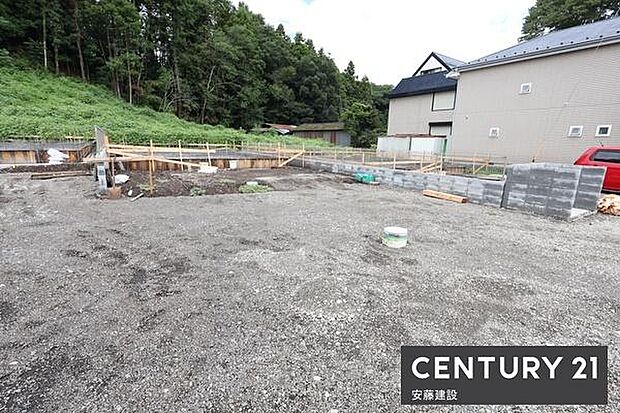 【 駐車場 / parking 】並列2台可能な駐車スペースご夫婦それぞれのお車をお家の前に停めることができます