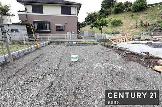 【 駐車場 / parking 】並列2台可能な駐車スペースご夫婦それぞれのお車をお家の前に停めることができます