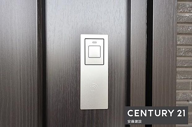 【　玄関　/　entrance　】玄関は専用キーが鞄にあればワンタッチで開閉可能なスマートキー搭載！買い物帰りや雨の日、子どもと手が離せないときでもすぐに施錠できてうれしい機能