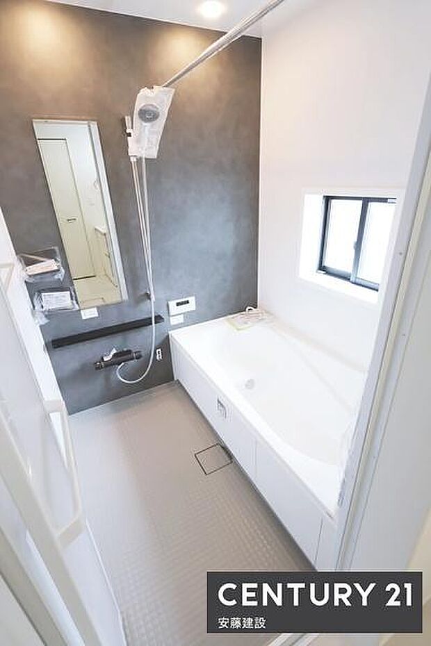 【　浴室　/　Bathroom　】ゆったりと至福のバスタイムを過ごせそうな清潔感ある浴室ホスクリーンが備わっており、雨の日でも室内部屋干し可能