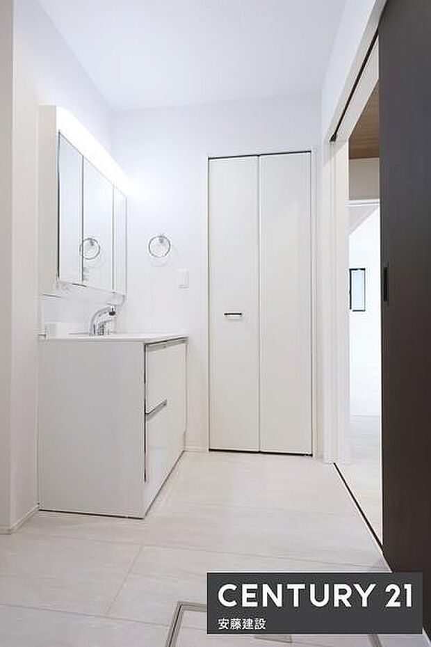 【　洗面所　/　Washroom　】すっきりとまとまったコンパクト設計の洗面所限られたスペースを無駄なく活用できる機能的な空間です