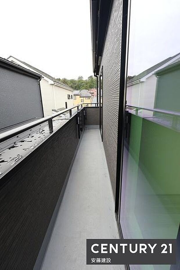 【　バルコニー　/　Balcony　】2階全部屋から出入り可能な南東バルコニー