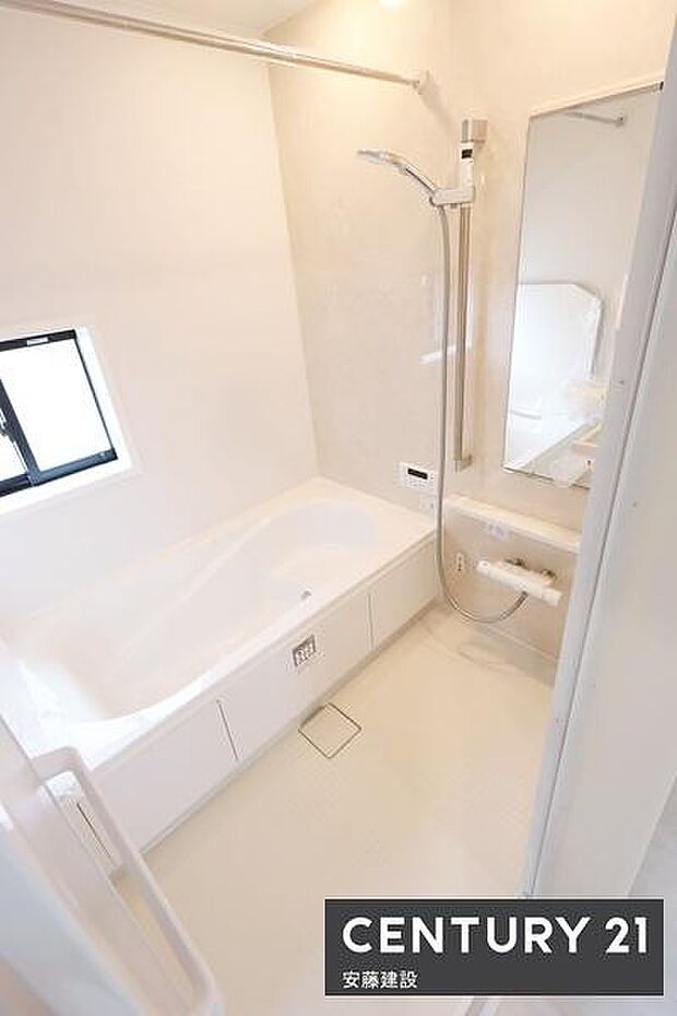 【 浴室 / Bathroom 】ゆったりと至福のバスタイムを過ごせそうな清潔感ある浴室ホスクリーンが備わっており、雨の日でも室内部屋干し可能