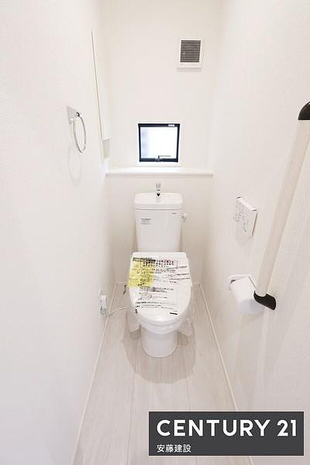 【 2階トイレ / toilet 】明るく清潔的なウォッシュレット付きトイレ
