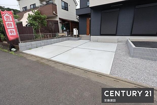 【 駐車場 / parking 】並列2台可能な駐車スペースご夫婦それぞれのお車をお家の前に停めることができます
