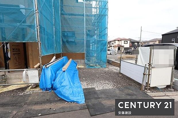 【 駐車場 / parking 】並列2台可能な駐車スペースご夫婦それぞれのお車をお家の前に停めることができます