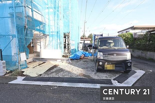 【　駐車場　/　parking　】並列2台可能な駐車スペースご夫婦それぞれのお車をお家の前に停めることができます