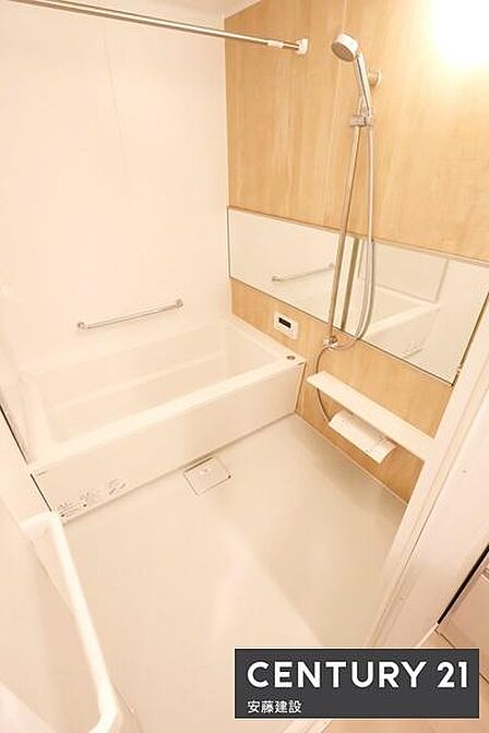 【 浴室 / Bathroom 】ゆったりと至福のバスタイムを過ごせそうな清潔感ある浴室ホスクリーンが備わっており、雨の日でも室内部屋干し可能