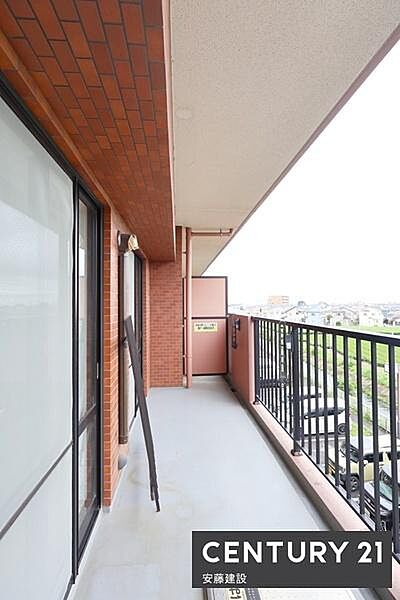 【　バルコニー　/　Balcony　】リビングから出入可能な南東向きバルコニープランター等も置けるゆとりある横幅