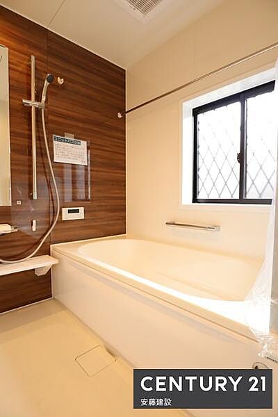 【　浴室　/　Bathroom　】ホテルのような上質なデザインのシステムバス。浴室暖房換気乾燥機付きでカビ対策にもなります。