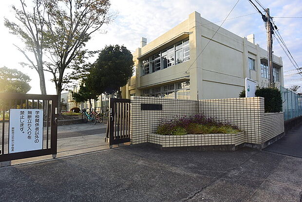 飯能市立加治小学校まで678m