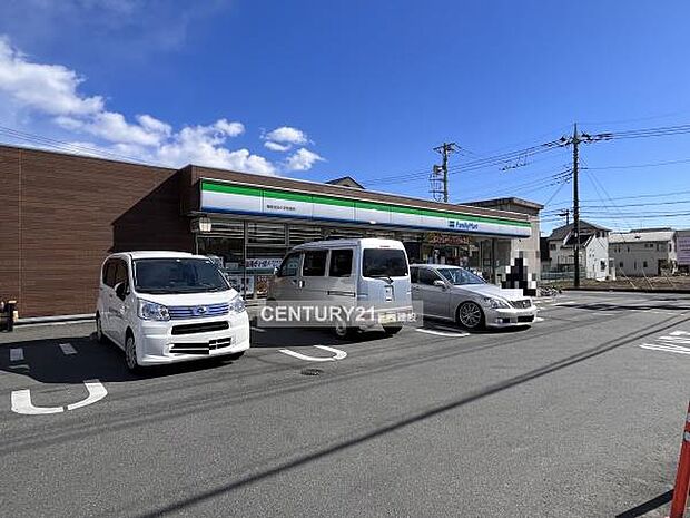 ファミリーマート飯能加治小学校前店まで671m