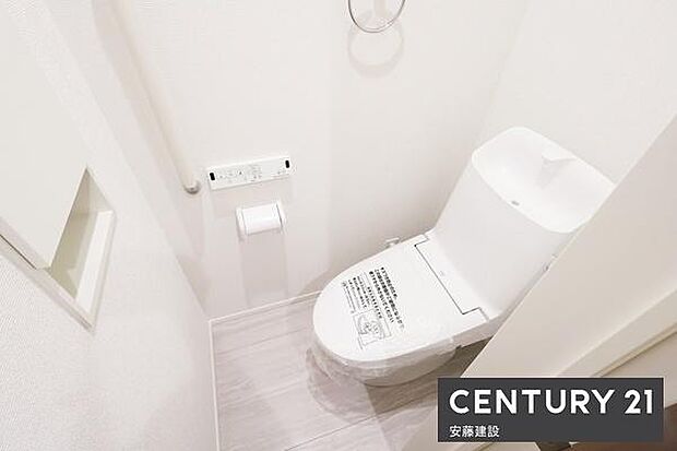 【 トイレ / toilet 】明るく清潔的なウォッシュレット付きトイレトイレットペーパーや掃除用具を置ける棚付き