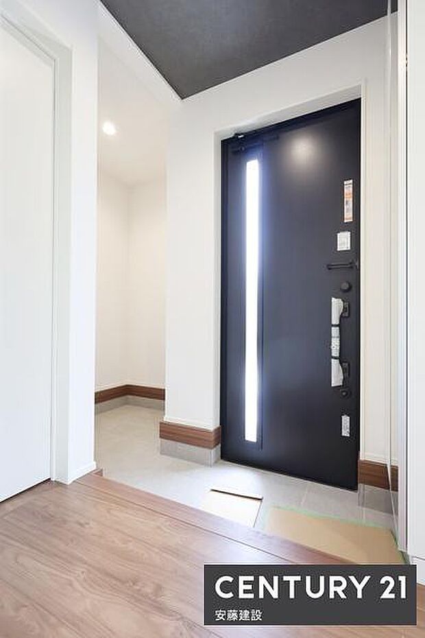 【 玄関 / entrance 】白を基調とした清潔感あふれる玄関シューズボックス完備で散らかりがちな玄関もすっきり片付きます!