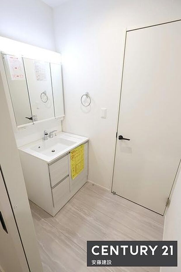 【 洗面所 / Washroom 】脱衣室と分離した設計ですっきり使えて、来客時も安心