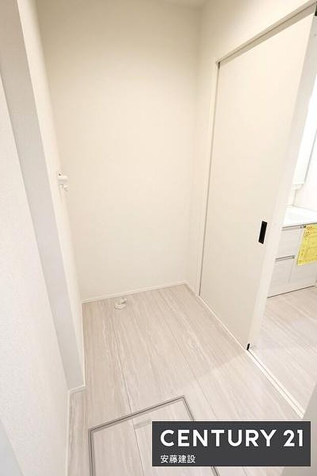 【 脱衣所・ランドリールーム / Washroom 】洗面室と分かれた、家庭内でのプライベート性も確保できる設計