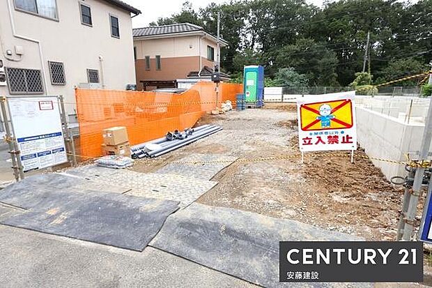【 駐車場 / parking 】並列2台可能な駐車スペースご夫婦それぞれのお車をお家の前に停めることができます