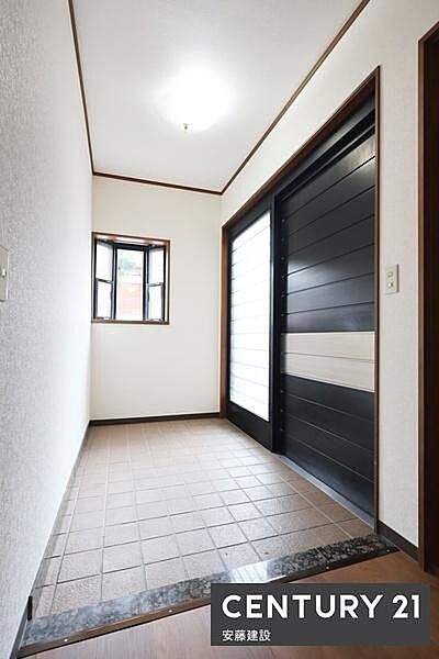 【　玄関　/　entrance　】つまずきにくく安心な、段差を抑えたフラットな玄関！小さなお子様やご年配の方もスムーズに出入りができます
