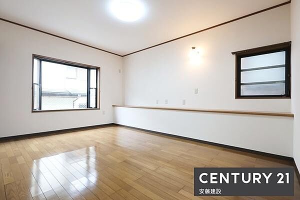 【　1階寝室　/　10帖　】二面採光で明るく開放的なお部屋お好みの家具を置いてこだわりの空間を楽しめますね！収納完備